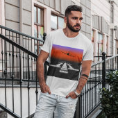 Nachtlanding van het vliegtuig op de T-Shirt baan