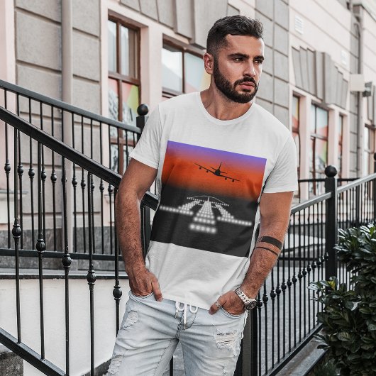 Nachtlanding van het vliegtuig op de T-Shirt baan