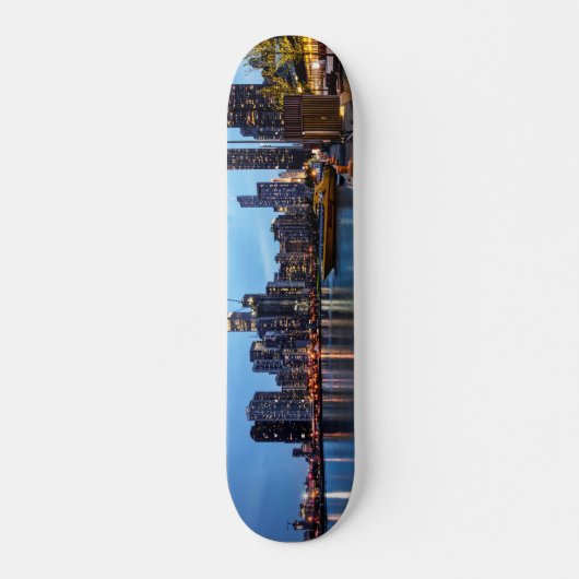 Nachtnacht bij de marine pier persoonlijk skateboard (Voorkant)