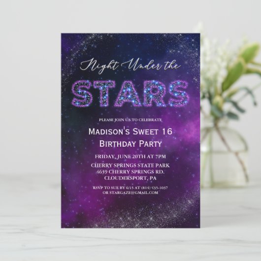 Nachtnacht onder de uitnodiging van de sterretdag (Staand voorkant)