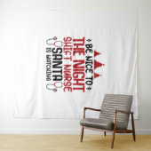 Nachtploeg Verpleegster Santa kijkt Wandkleed (In Situ (horizontaal))