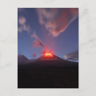 Nachtuitbarsting Klyuchevskaya Sopka in Kamchatka Briefkaart