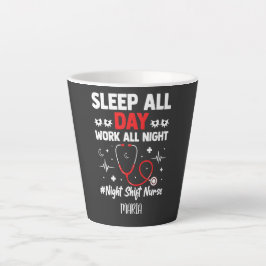 Nachtverpleegster slaapt de hele dag, werkt de hel latte mok