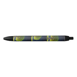 Nachtwilgenboom met vlinders en vuurvliegjes zwarte inkt pen
