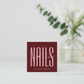 Nagelkunstenaar moderne typografie script rood vierkante visitekaartje (Staand voorkant)