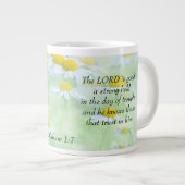Nahum 1:7 grote koffiekop (Voorkant rechts)
