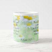Nahum 1:7 grote koffiekop (Voorkant)