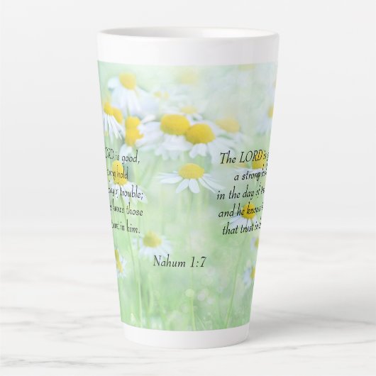 Nahum 1:7 latte mok (Voorkant)