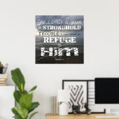 Nahum 1:7 Stonghold in Trouble Refuge in hem Poster (Thuiskantoor)