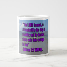 Nahum 1:7 WEBU Mug Grote Koffiekop