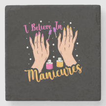 Nail Artist gelooft in manicure