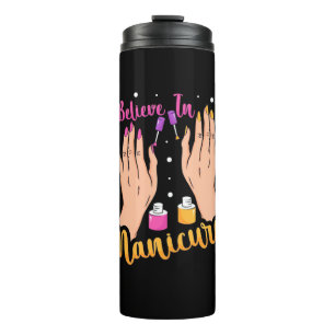 Nail Artist gelooft in manicure Thermosbeker