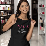 Nail Artist Technician Moderne typografie Schort<br><div class="desc">Dit schort voor nagelkunstenaars is voorzien van moderne typografie en een strak, stijlvol ontwerp dat ideaal is voor professionals in de schoonheidsindustrie. Met zijn comfortabele pasvorm en handige pockets is dit schort zowel functioneel als modieus, wat een ideale manier is om georganiseerd te blijven terwijl je je passie voor nagelkunst...</div>