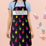 Nail: Poolse naam patroonaangepaste zalonspa Schort<br><div class="desc">Fun apron met een patroon van flessen nagellak en twee regels aangepaste tekst. Voeg een spa- of salonnaam toe,  de naam van de nagelstylist of schrap de tekst en de rechthoek en gebruik enkel het patroon. Ideaal voor spa-feestjes,  haarstylists,  speciale evenementen,  host-/hostess-cadeaus of elke dag draag een leuke keuken.</div>