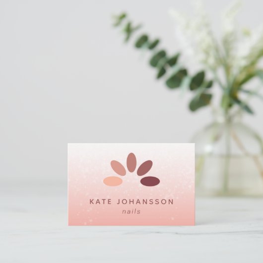 Nail Salon Logo Modern Peach Rosy Manicurist Visitekaartje (Staand voorkant)