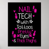 Nail Tech met Tattoos Poster (Voorkant)