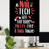 Nail Tech met Tattoos Poster (Thuiskantoor)