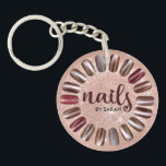 Nail-technicus Roos Gold-gepersonaliseerd Sleutelhanger<br><div class="desc">Moderne roos gouden nageltechnicus,  nagelbar sleutelhanger. Ontwerpkenmerken van een set nagels op een gouden dunne achtergrond van het roos. Personaliseer met een naam.</div>