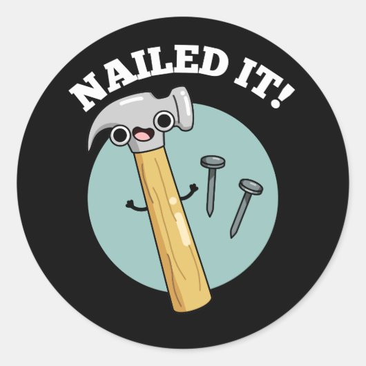 Nailing It Funny Hammer Nail Pun Dark BG Ronde Sticker (Voorkant)