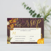 Najaars herfst rustic burgundy barnwood bruiloft RSVP kaartje (Staand voorkant)