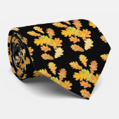 Najaars- of Herfst-eikleien op zwarte achtergrond Stropdas (Opgerold)