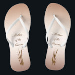 Najaars Oogst Wedding Moeder van de Groom Teenslippers<br><div class="desc">De herfstoogst is het thema van deze elegante Moeder van de Groom teenslippers die graan tegen een bronzen achtergrond kenmerken. Alle tekst kan voor uw speciale gelegenheid worden aangepast.</div>