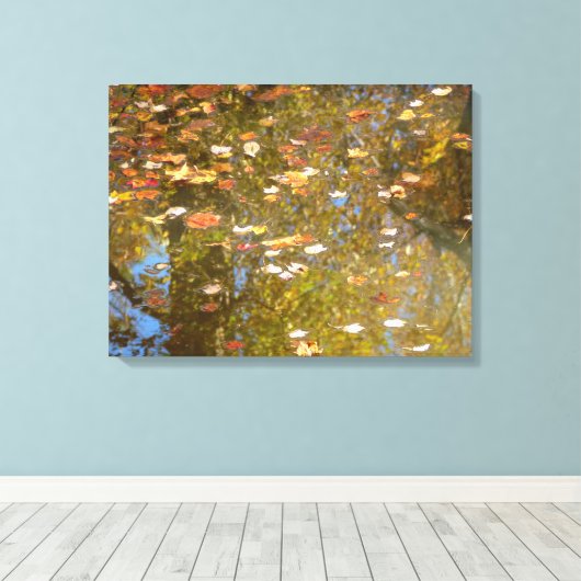 Najaarsbladeren en stroomreflectie op Greenbelt Canvas Afdruk (Insitu (Houten vloer))
