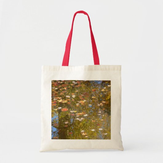 Najaarsbladeren en stroomreflectie op Greenbelt Tote Bag (Voorkant)