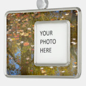 Najaarsbladeren en stroomreflectie op Greenbelt Verzilverd Omlijst Ornament (Links)