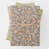 Najaarsbladeren in roze en groen inpakpapier vel (In situ)