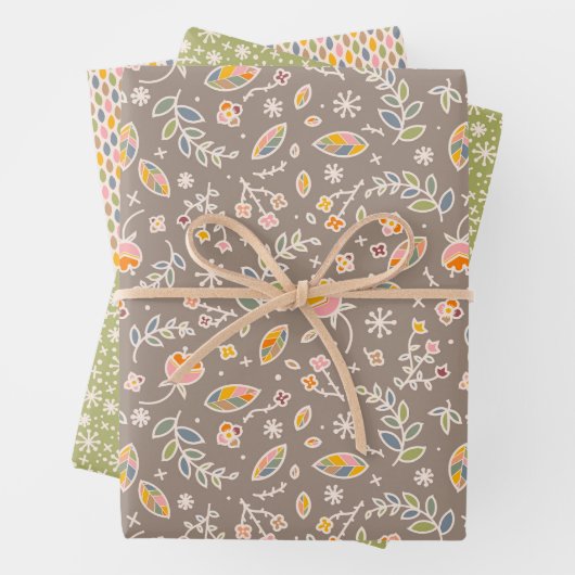 Najaarsbladeren in roze en groen inpakpapier vel (In situ)