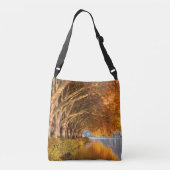 Najaarsbomen boven een meer crossbody tas (Achterkant)