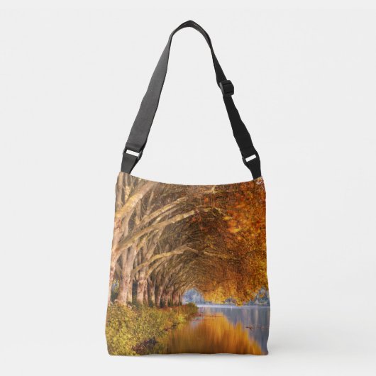Najaarsbomen boven een meer crossbody tas (Voorkant)
