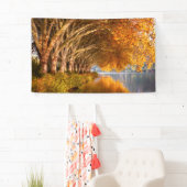 Najaarsbomen boven een meer spandoek (Insitu)