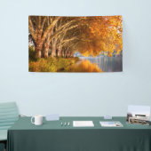 Najaarsbomen boven een meer spandoek (Beurs)