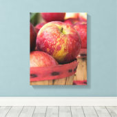 Najaarse rode appels in mand canvas afdruk (Insitu (Houten vloer))