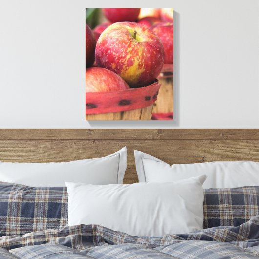Najaarse rode appels in mand canvas afdruk (Insitu (Slaapkamer))