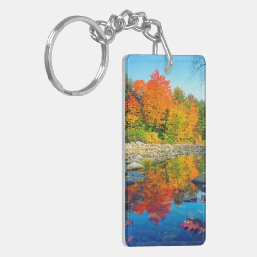 Najaarskleuren die in een stroom in Vermont reflec Sleutelhanger (Voorkant Links)
