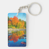 Najaarskleuren die in een stroom in Vermont reflec Sleutelhanger (achterkant)