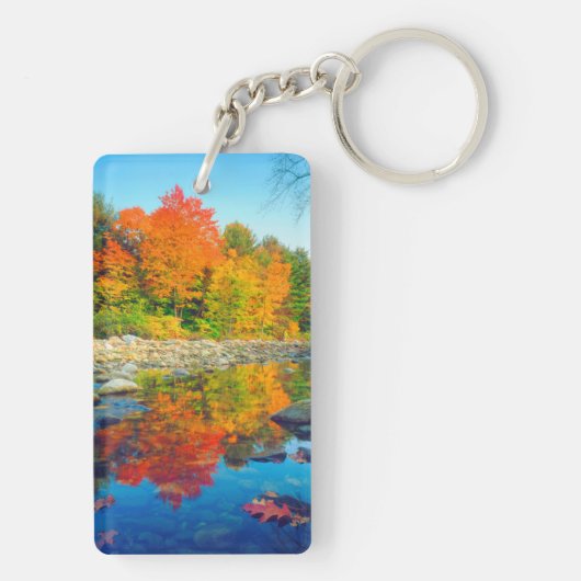 Najaarskleuren die in een stroom in Vermont reflec Sleutelhanger (achterkant)