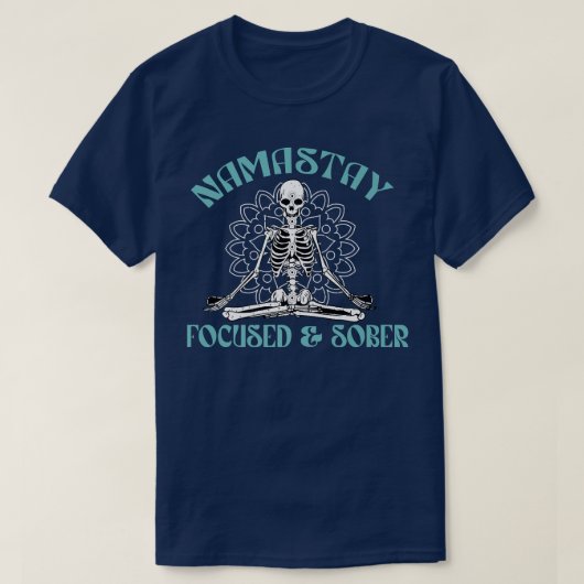 NAMASTAY FOCUSED & SOBER Sobriety Yoga Skeleton Na T-shirt (Design voorkant)