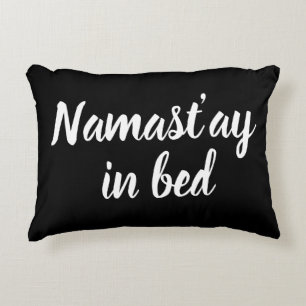 Namastay in bed borstel schrift lettering grappig  accent kussen