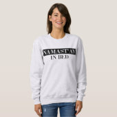 Namast'ay in Bed Funny Crewneck Sweatshirt (Voorkant volledig)