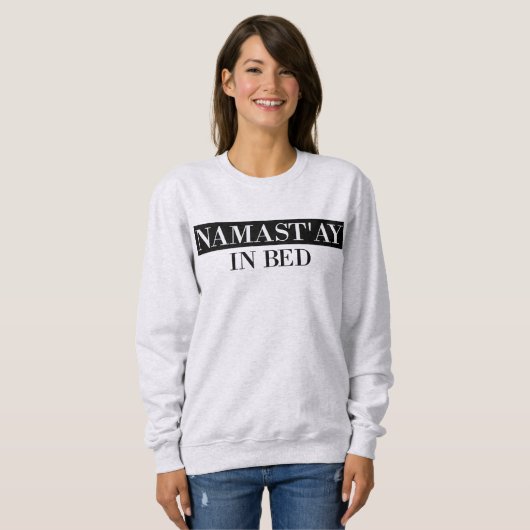 Namast'ay in Bed Funny Crewneck Sweatshirt (Voorkant volledig)