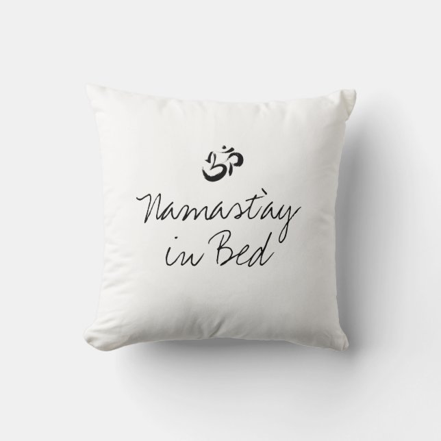 Namast'ay in bed grappige kussen (Voorkant)