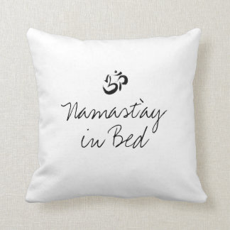 Namast'ay in bed grappige kussen