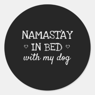 Namastay in bed met mijn hond grappige parodie yog ronde sticker