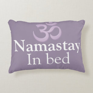 Namastay In Bed Yoga Lavendel paars wit Grappig Accent Kussen