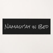Namast'ay in Bed Zwart Zilver Grappige Yoga Pun Ma Yogamat (Voorkant (horizontaal))