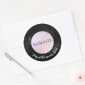 Namaste Blijf Wild Moon Kind Roze Moon Yoga Ronde Sticker (Envelop)
